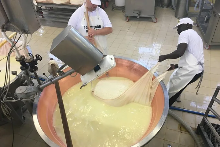 Radtour zur Parmesan-Käserei mit Mittagessen