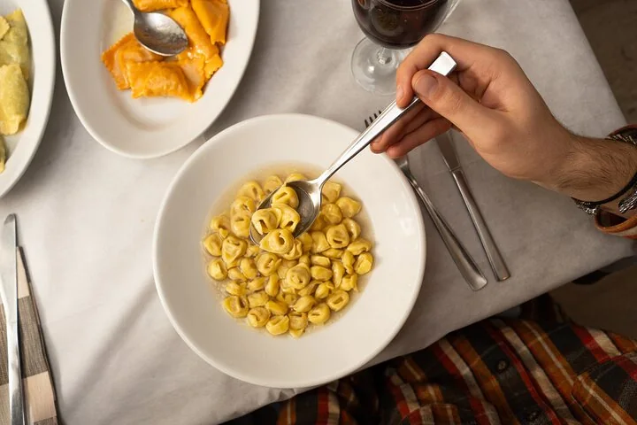 Food-Tour zu Fuß mit ganzer Mahlzeit, mit Einheimischen